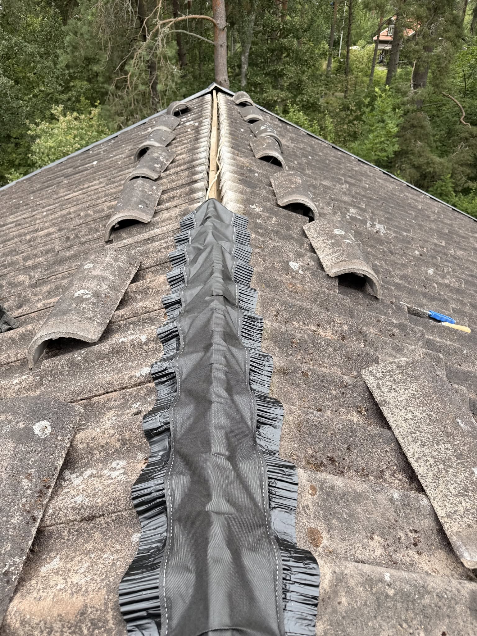 Nockband monterat på tak – tätar nocken mot vatten
