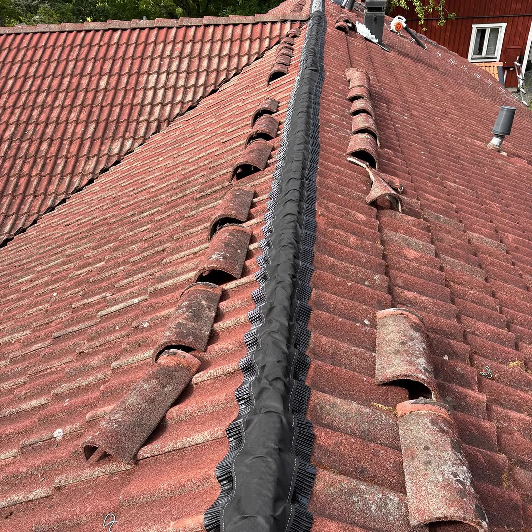 Nockband monterat på tak för bättre ventilation och takskydd