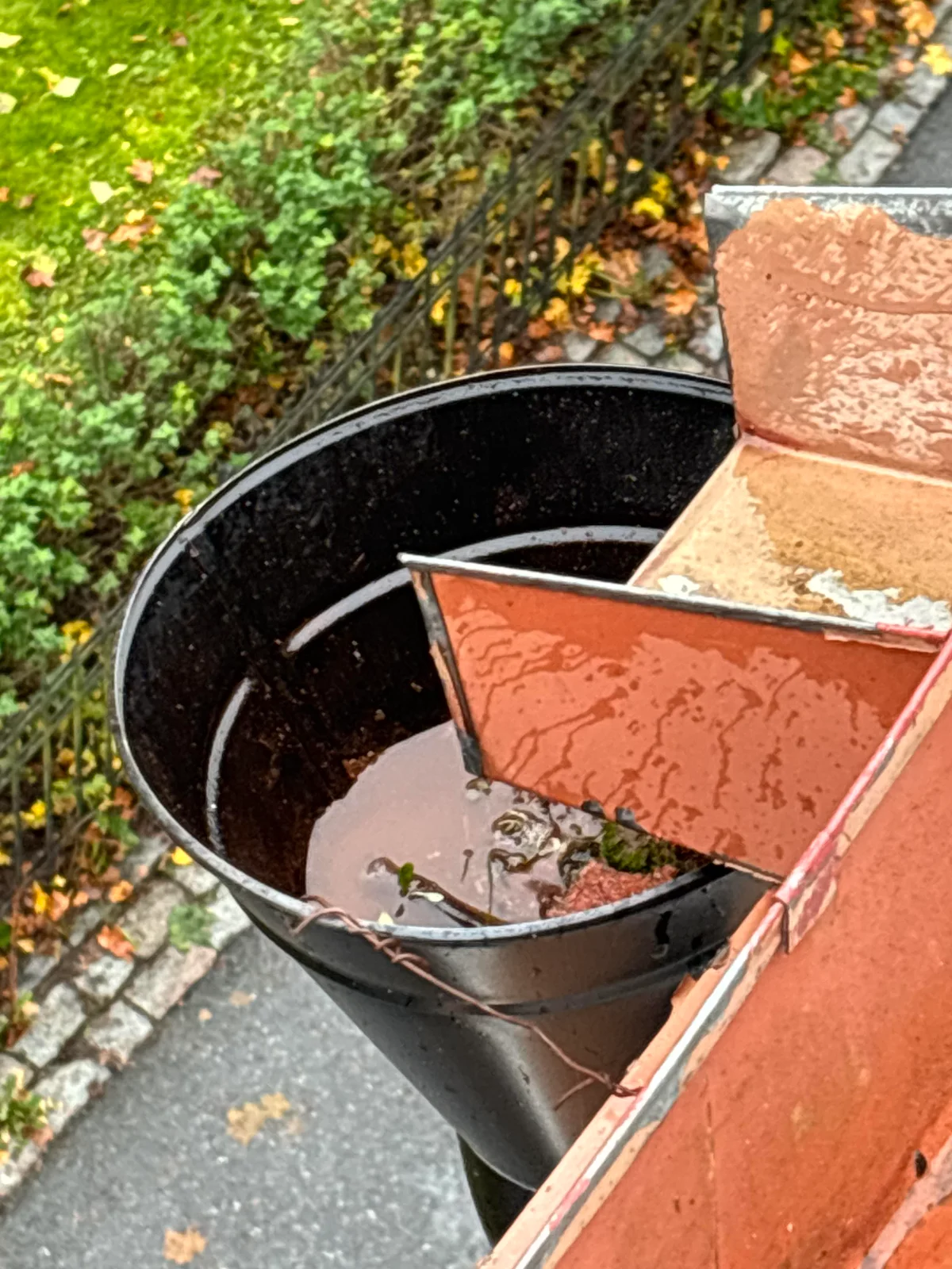 Rensa hängrännor i Uppsala - efter rengöring, igensatt med löv och smuts