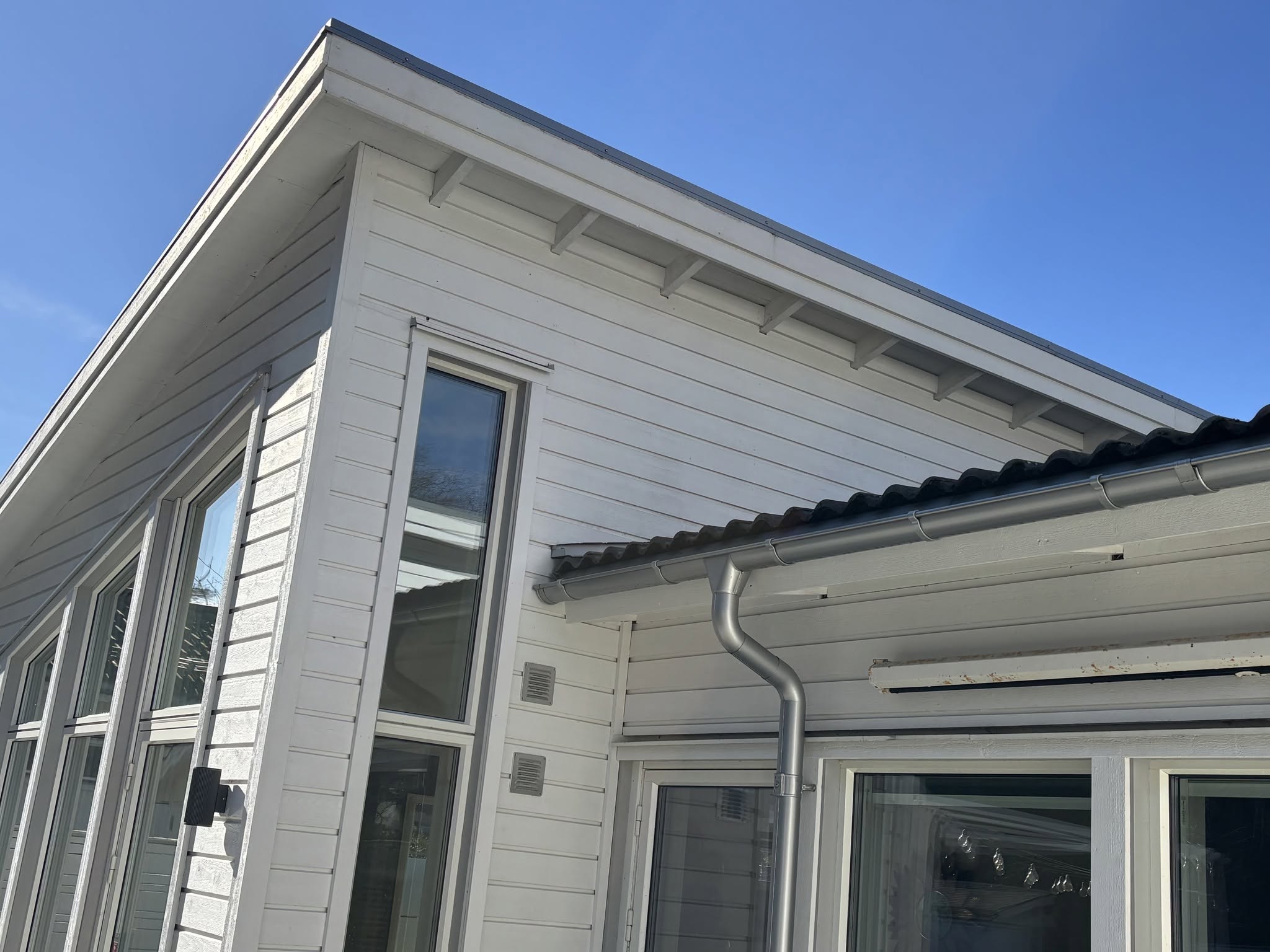 Professionell fasadtvätt i Bromma – ren fasad efter algborttagning