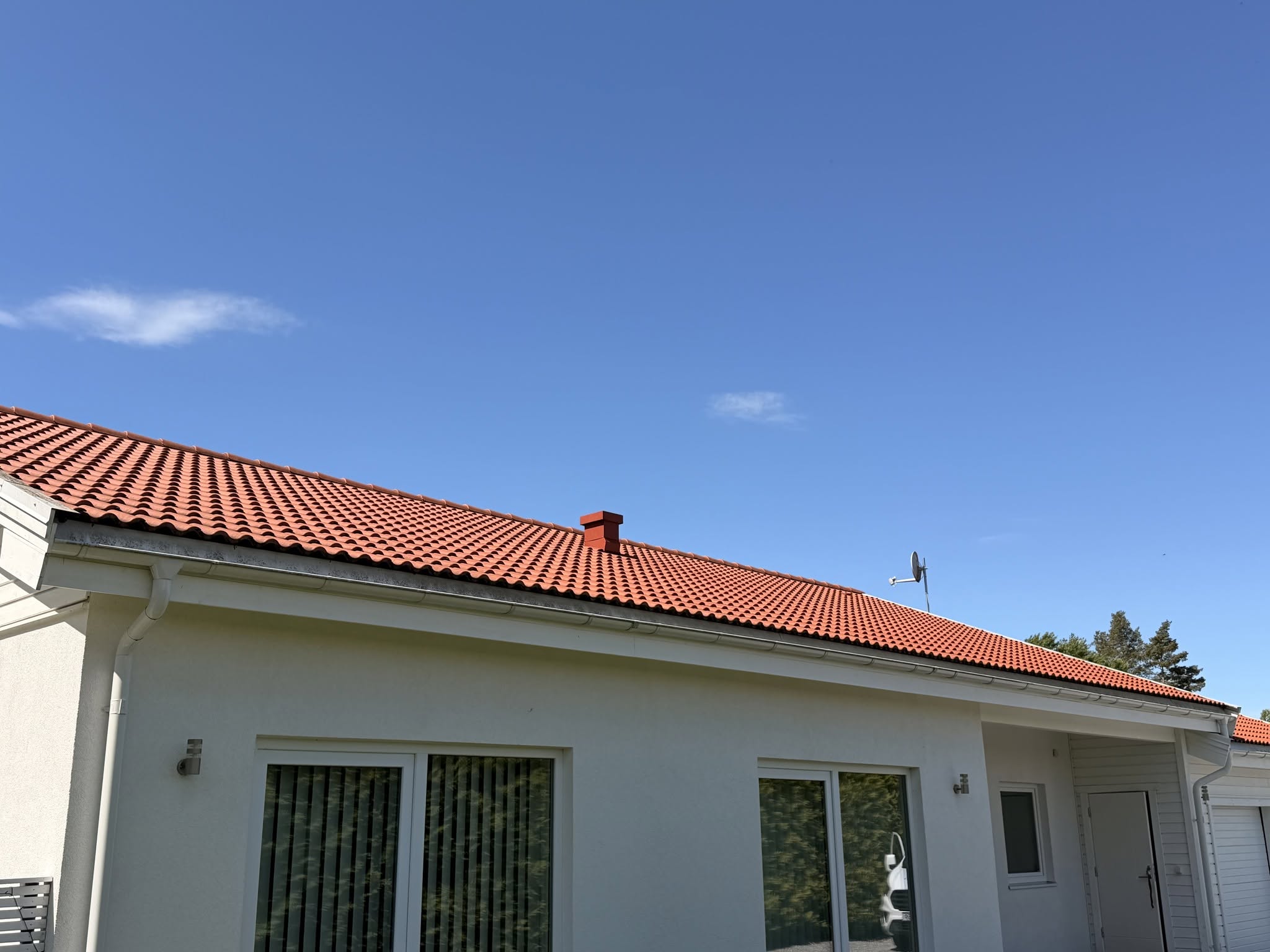 Professionell taktvätt i Järfälla – rent tak efter behandling